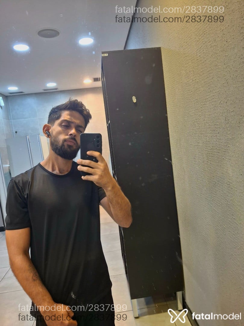 Acompanhante homem com cabelo castanho de olhos castanhos - Victor Acompanhante homem com cabelo castanho de olhos castanhos - Victor