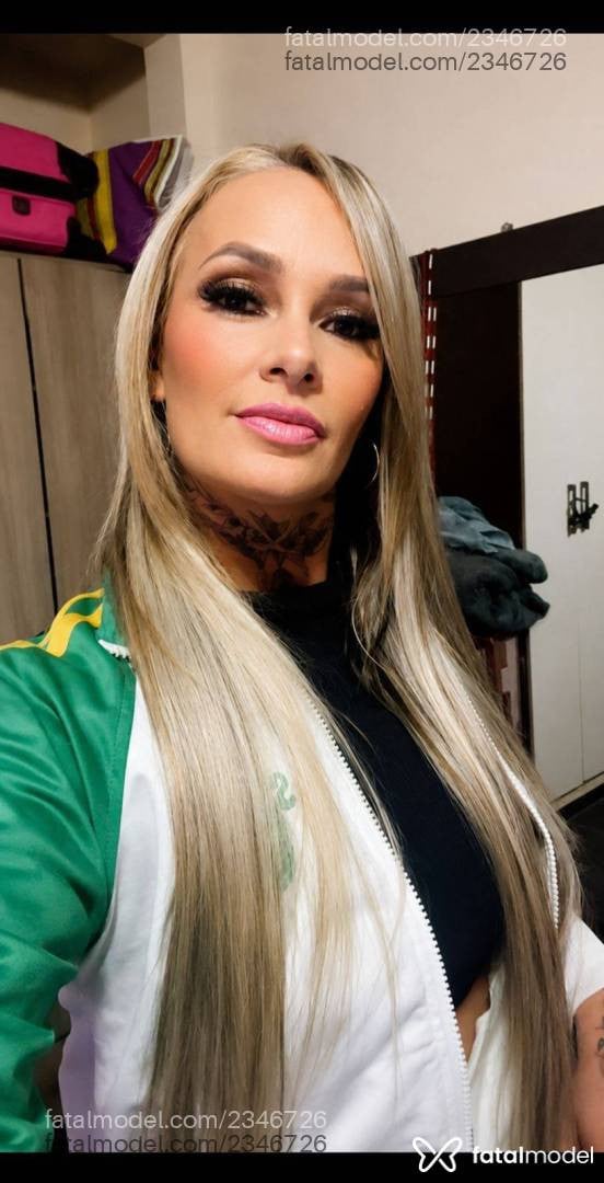 Acompanhante mulher loira (o) de olhos castanhos - Rafah