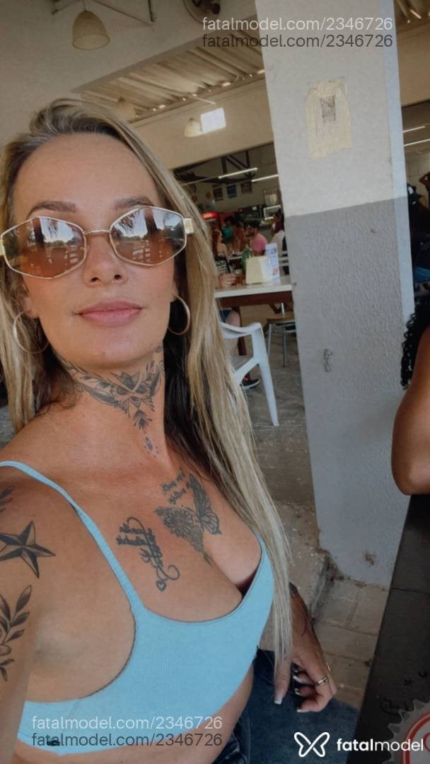 Acompanhante mulher loira (o) de olhos castanhos - Rafah