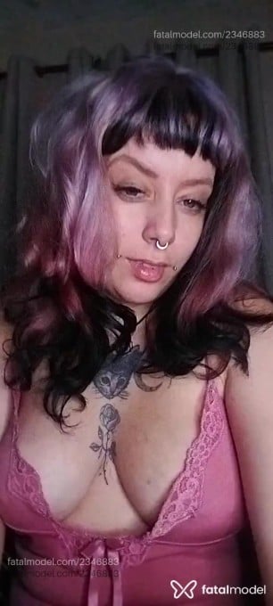 Acompanhante mulher loira (o) de olhos azuis em Virtual - GiMornni