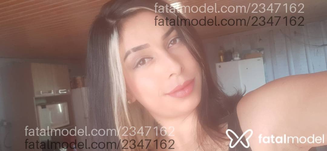 Acompanhante mulher com cabelo colorido de olhos castanhos em Guarapuava - Paola Manssani