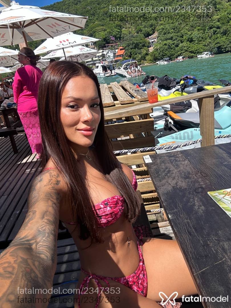 Acompanhante mulher com cabelo castanho de olhos pretos em Itapema - Luana Lima