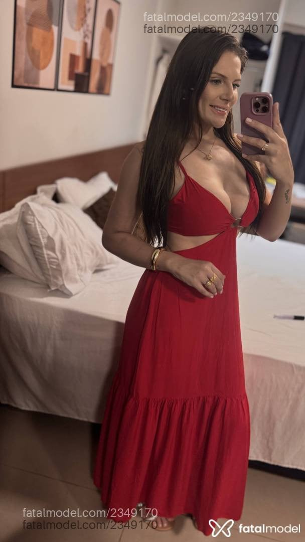 Acompanhante mulher com cabelo castanho de olhos verdes - Erika Duarte