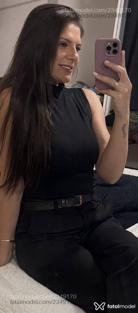 Acompanhante mulher com cabelo castanho de olhos verdes - Erika Duarte