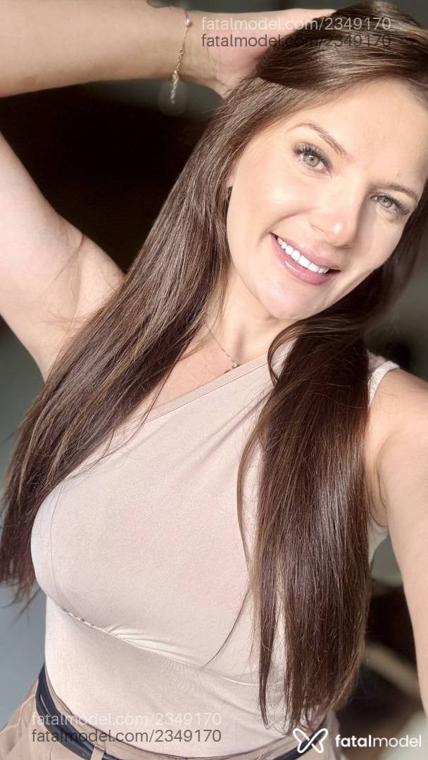Acompanhante mulher com cabelo castanho de olhos verdes em Cuiabá - Erika Duarte