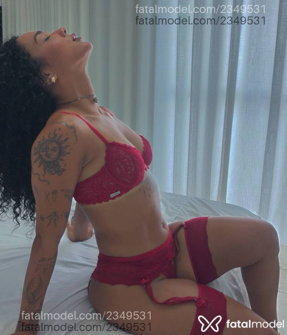 Acompanhante mulher com cabelo castanho de olhos pretos - Débora Carvalho