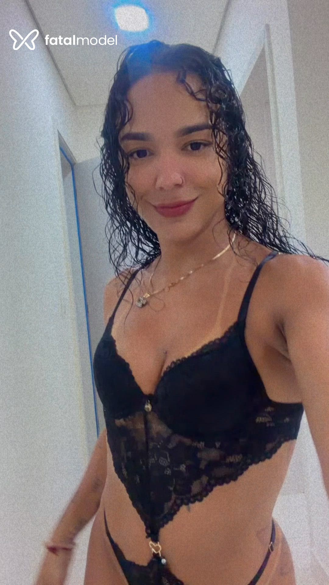 Acompanhante mulher com cabelo castanho de olhos pretos - Débora Carvalho