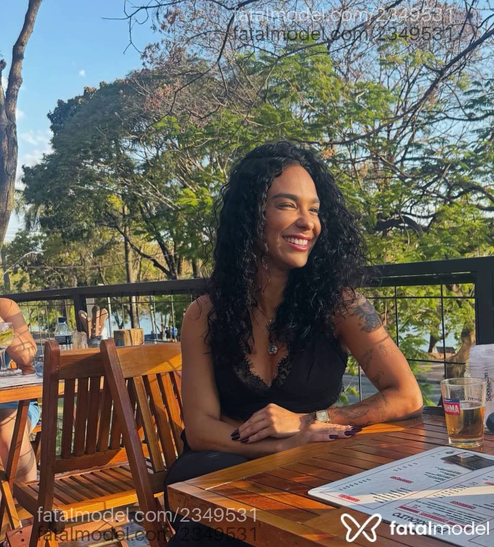 Acompanhante mulher com cabelo castanho de olhos pretos - Débora Carvalho