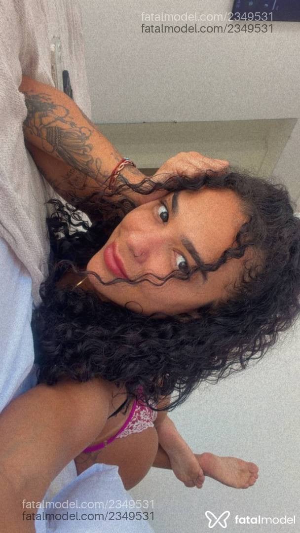 Acompanhante mulher com cabelo castanho de olhos pretos - Débora Carvalho