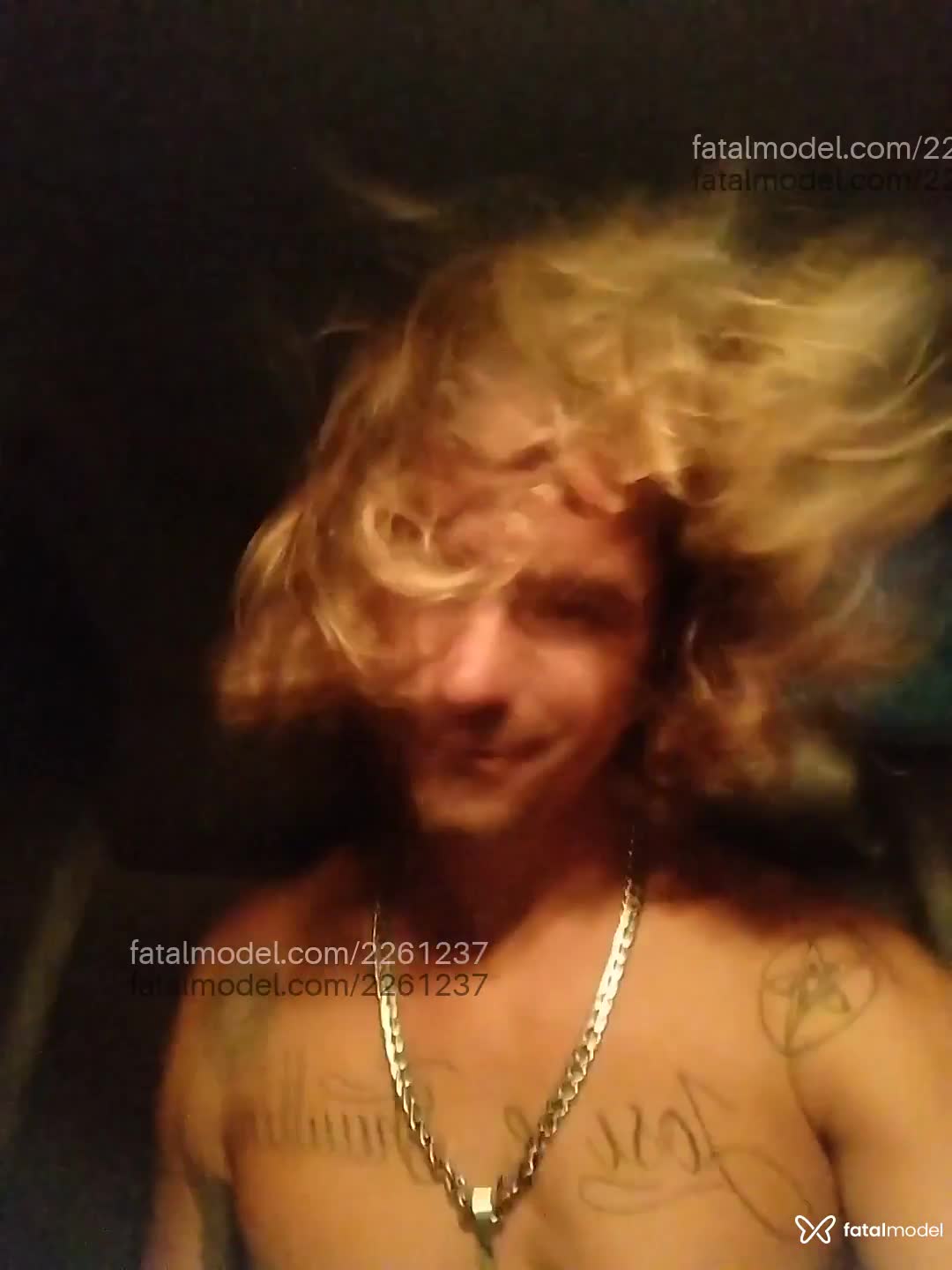 Acompanhante homem com cabelo colorido de olhos castanhos em Porto Seguro Acompanhante homem com cabelo colorido de olhos castanhos em Porto Seguro - Garçom