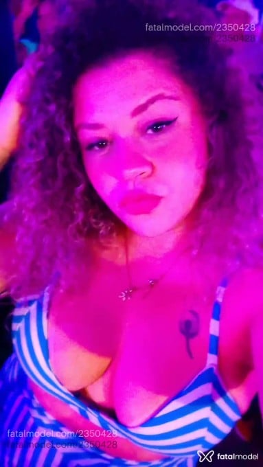 Acompanhante mulher loira (o) de olhos mel - Kelly