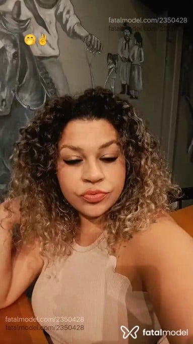 Acompanhante mulher loira (o) de olhos mel - Kelly