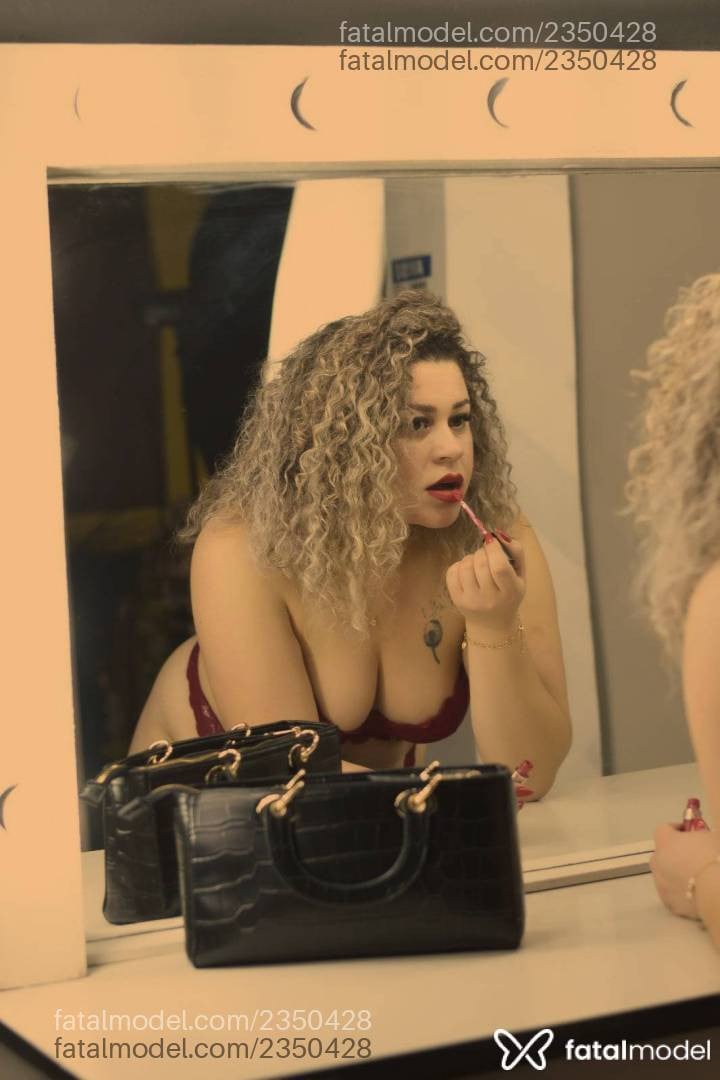 Acompanhante mulher loira (o) de olhos mel - Kelly
