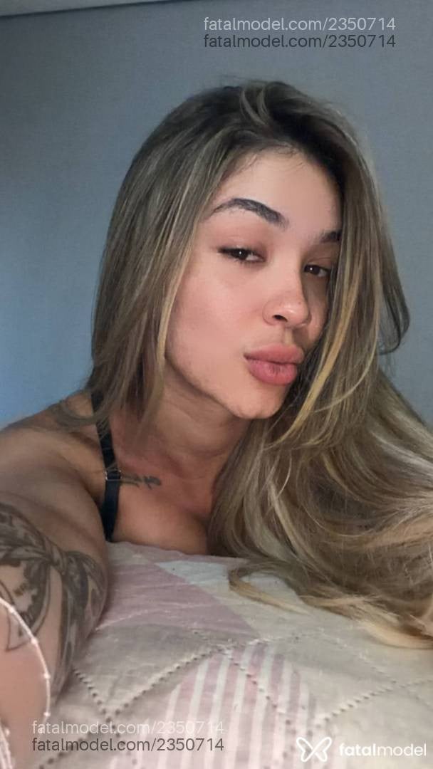 Acompanhante mulher loira (o) de olhos castanhos - Giovanna