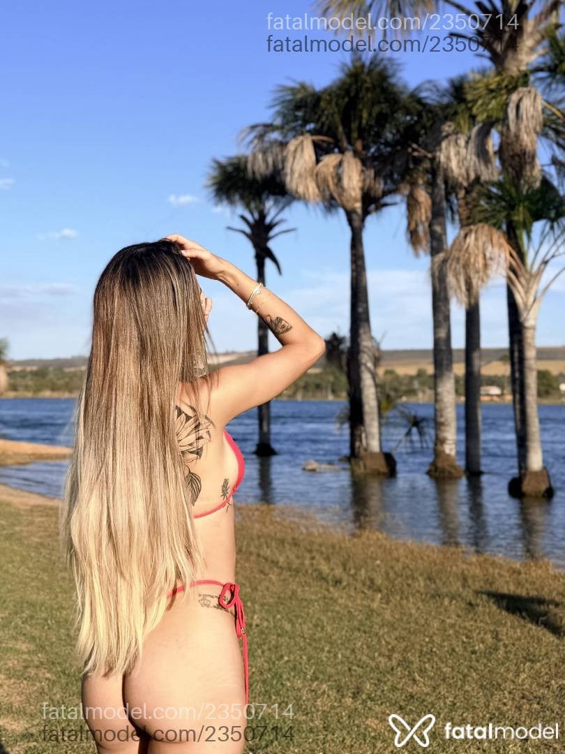 Acompanhante mulher loira (o) de olhos castanhos - Giovanna