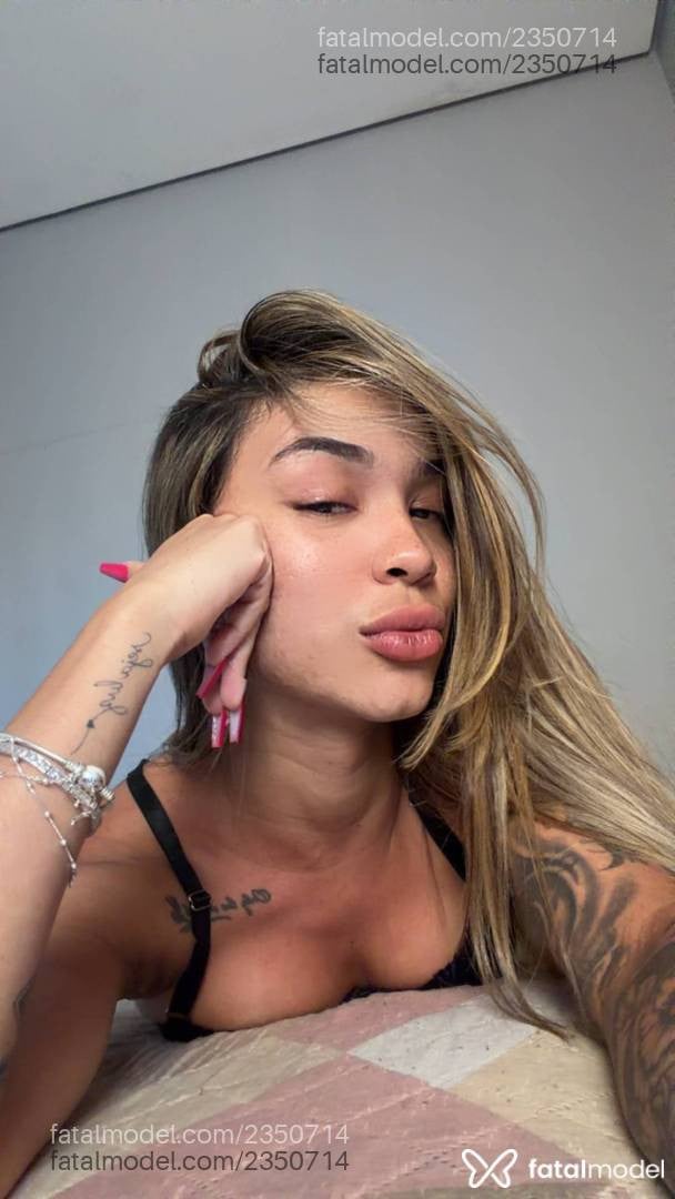 Acompanhante mulher loira (o) de olhos castanhos - Giovanna