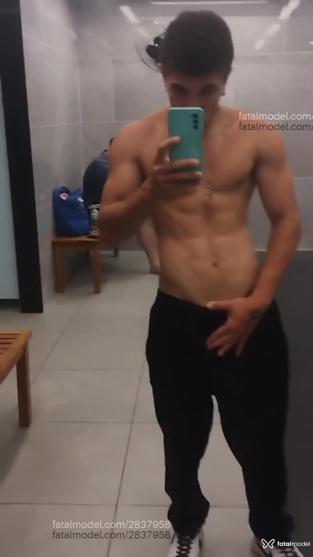 Acompanhante homem com cabelo castanho de olhos azuis em Virtual Acompanhante homem com cabelo castanho de olhos azuis em Virtual - Nicolas Viegas