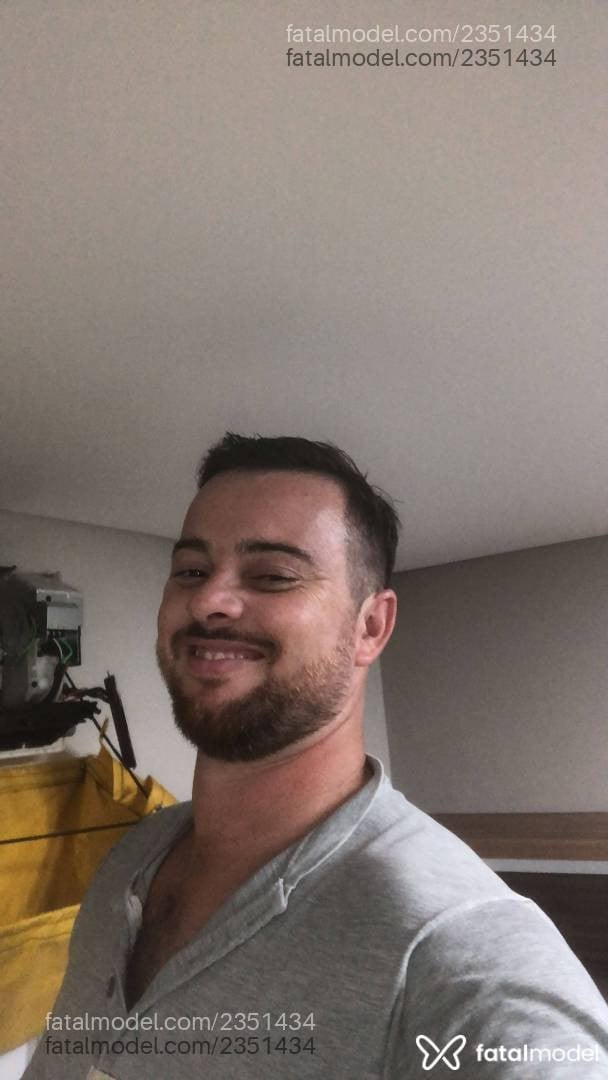 Acompanhante homem com cabelo castanho de olhos castanhos em Pindamonhangaba - Caio Fraga