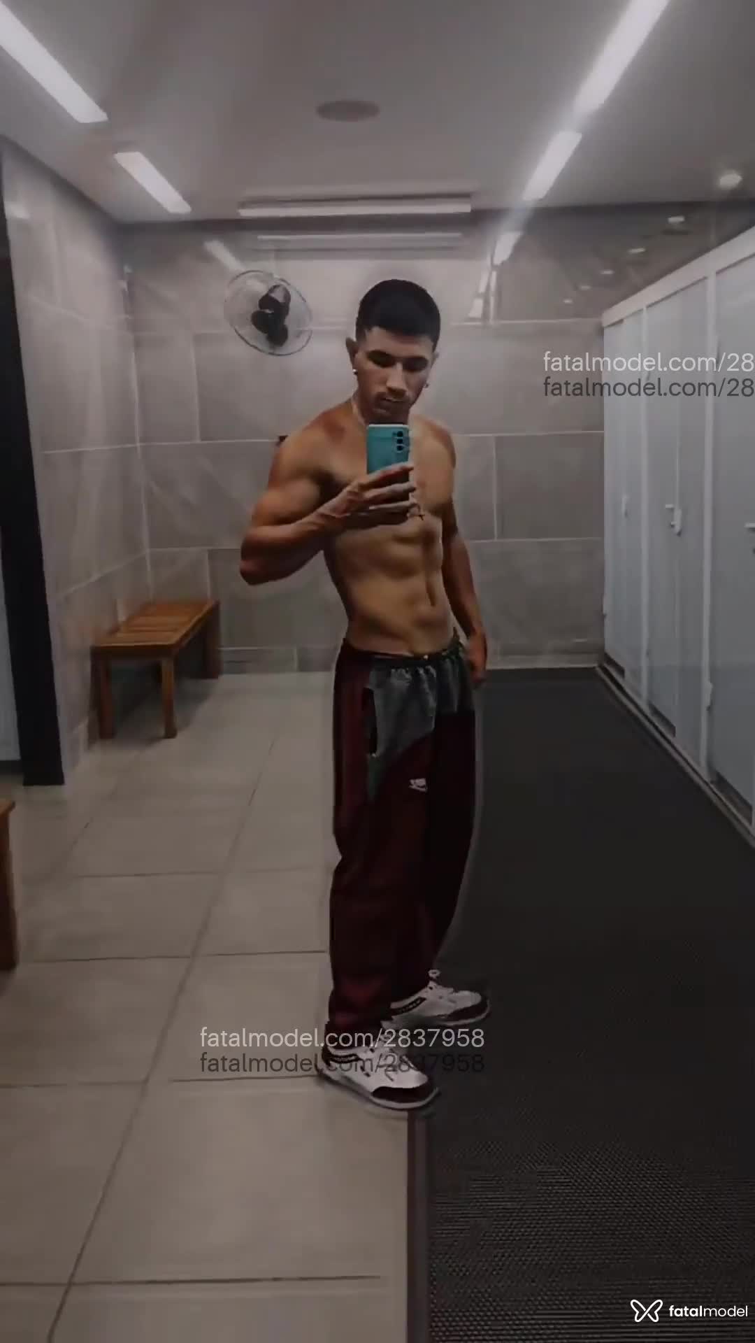Acompanhante homem com cabelo castanho de olhos azuis em Virtual Acompanhante homem com cabelo castanho de olhos azuis em Virtual - Nicolas Viegas