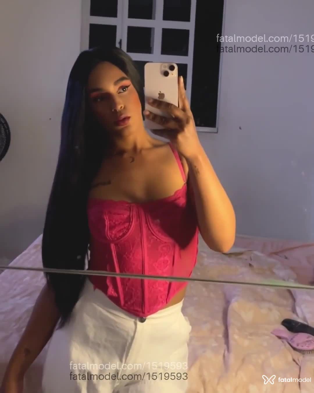 Acompanhante mulher trans com cabelo castanho de olhos castanhos em Bombinhas - Lyrena