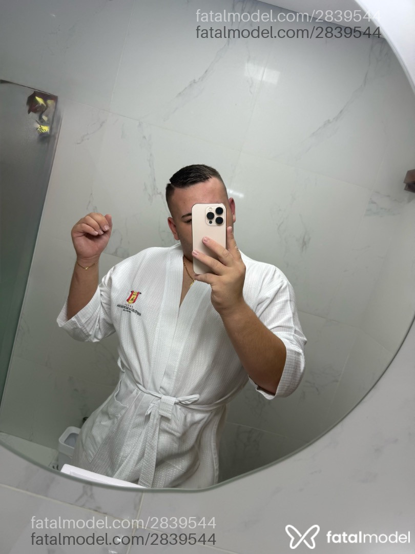 Acompanhante não-binário com cabelo castanho de olhos castanhos em São Paulo - Yago Medeiros