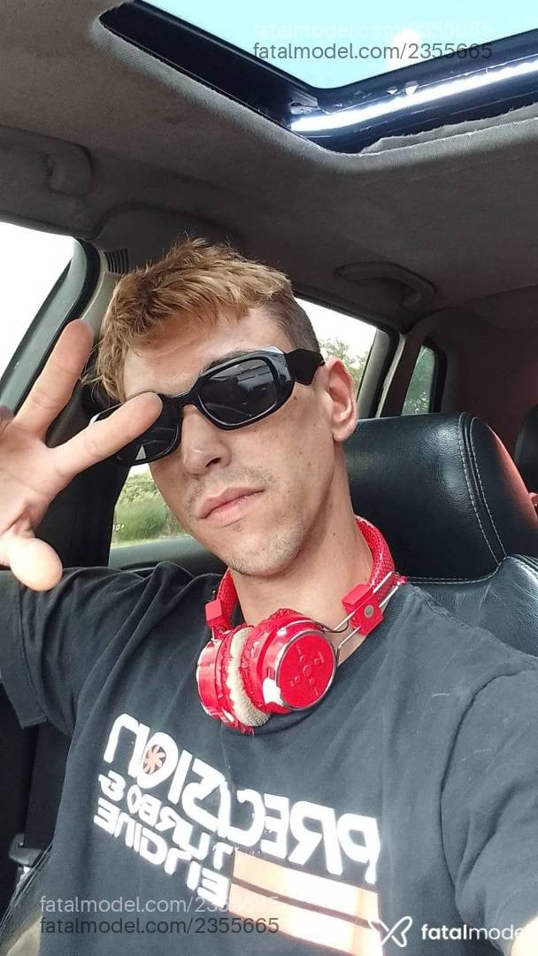 Acompanhante homem com cabelo castanho de olhos castanhos - Lukael Acompanhante homem com cabelo castanho de olhos castanhos - Lukael