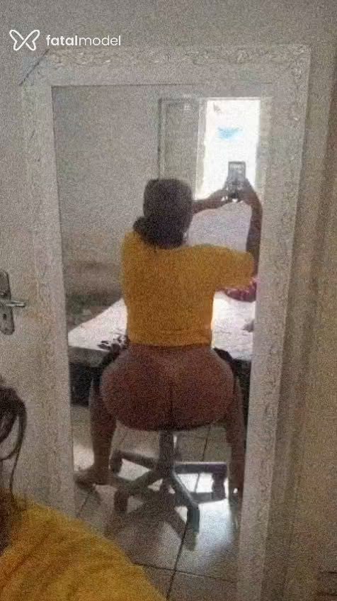 Acompanhante mulher trans com cabelo colorido de olhos mel - Lutrans