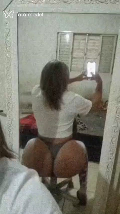 Acompanhante mulher trans com cabelo colorido de olhos mel - Lutrans
