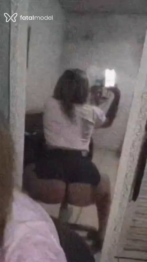 Acompanhante mulher trans com cabelo colorido de olhos mel - Lutrans