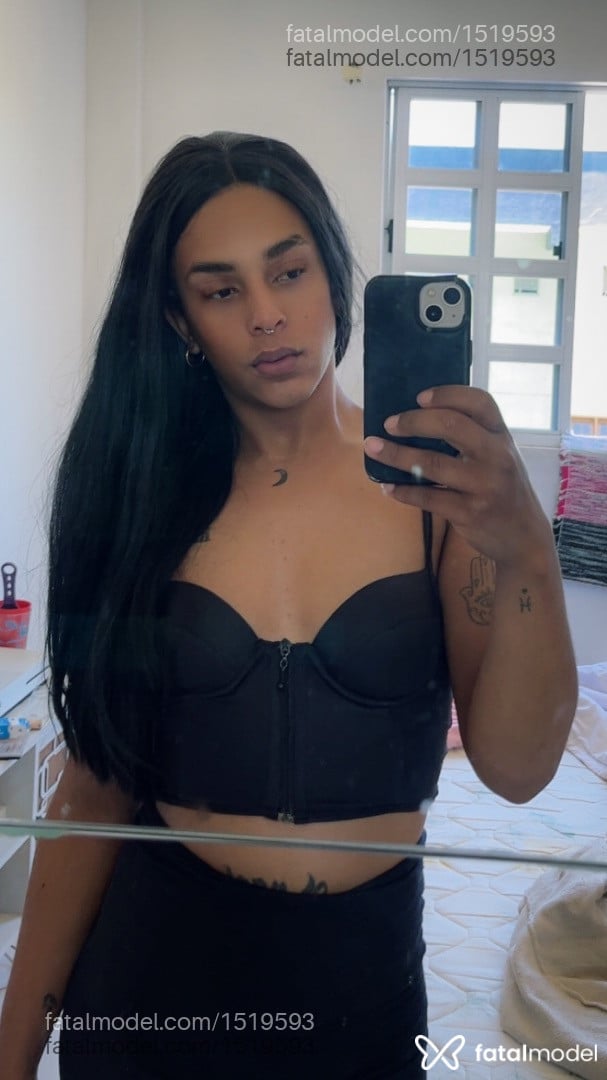 Acompanhante mulher trans com cabelo castanho de olhos castanhos em Bombinhas - Lyrena