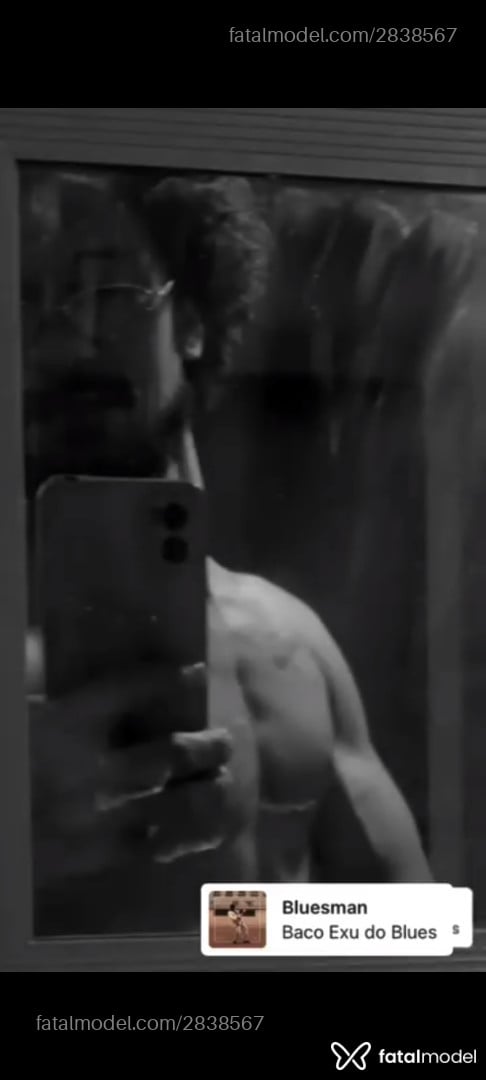 Acompanhante homem com cabelo castanho de olhos castanhos em Virtual - Tadeu