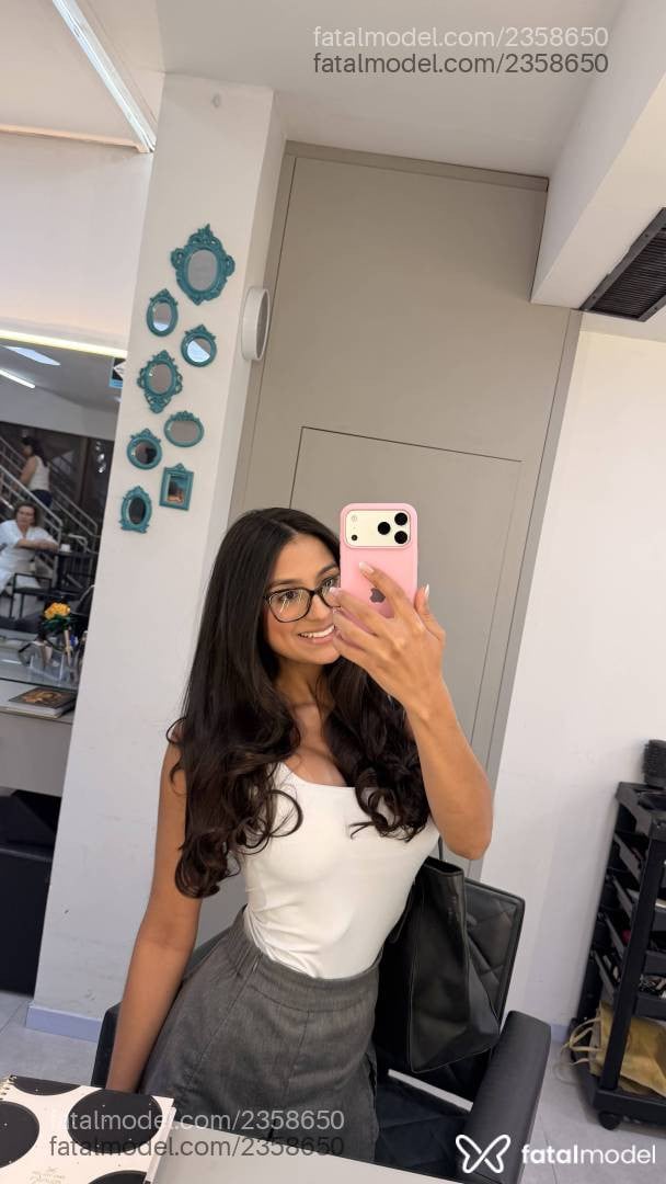 Acompanhante mulher com cabelo castanho de olhos castanhos - Mia