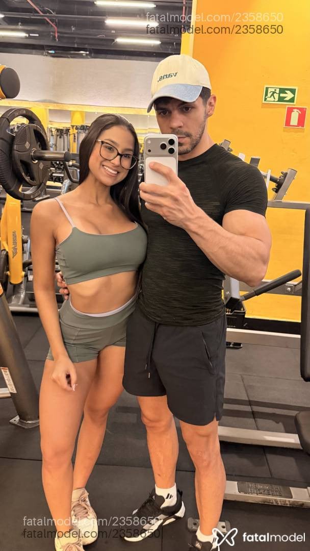 Acompanhante mulher com cabelo castanho de olhos castanhos - Mia
