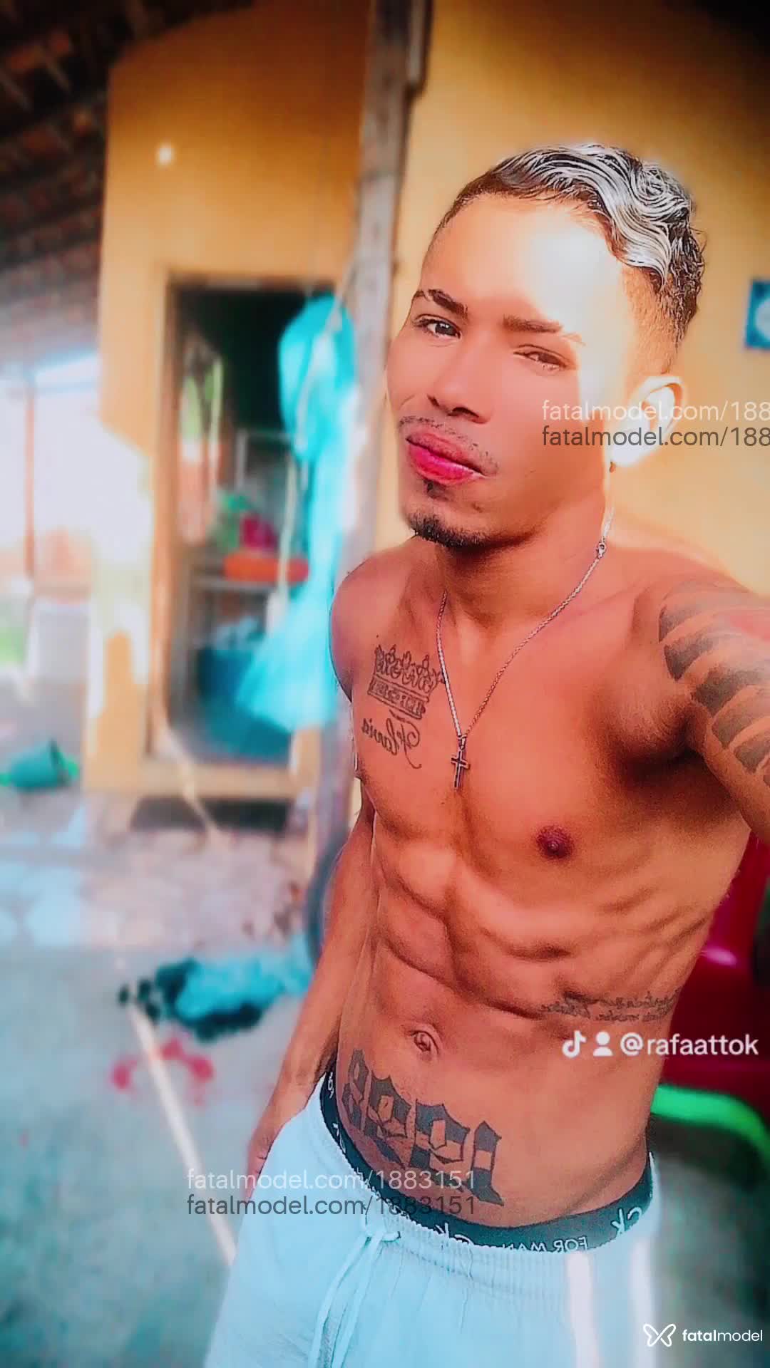 Acompanhante homem com cabelo castanho de olhos castanhos em Belém - RAEL Tesu