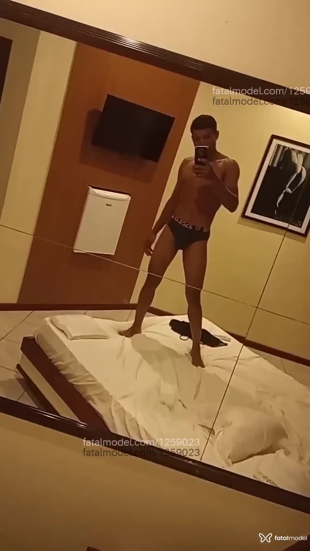 Acompanhante homem com cabelo castanho de olhos castanhos em Salto Acompanhante homem com cabelo castanho de olhos castanhos em Salto - Felipe