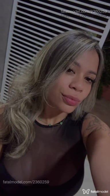 Acompanhante mulher loira (o) de olhos castanhos - Rayssa Mello