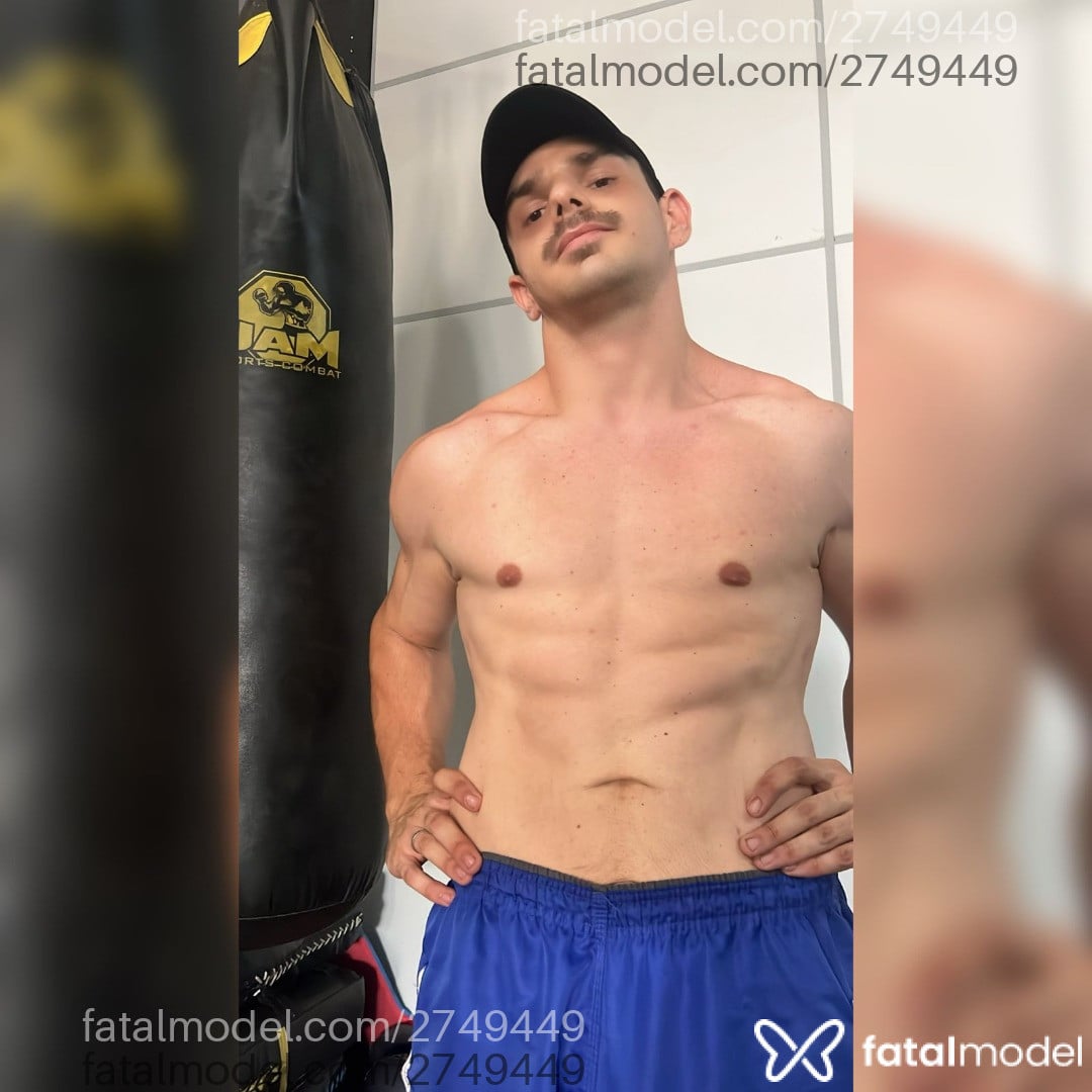Acompanhante homem com cabelo castanho de olhos castanhos - Lucas Acompanhante homem com cabelo castanho de olhos castanhos - Lucas