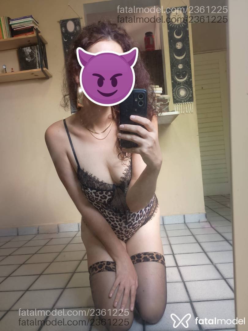 Acompanhante mulher trans com cabelo castanho de olhos castanhos - Patrícia
