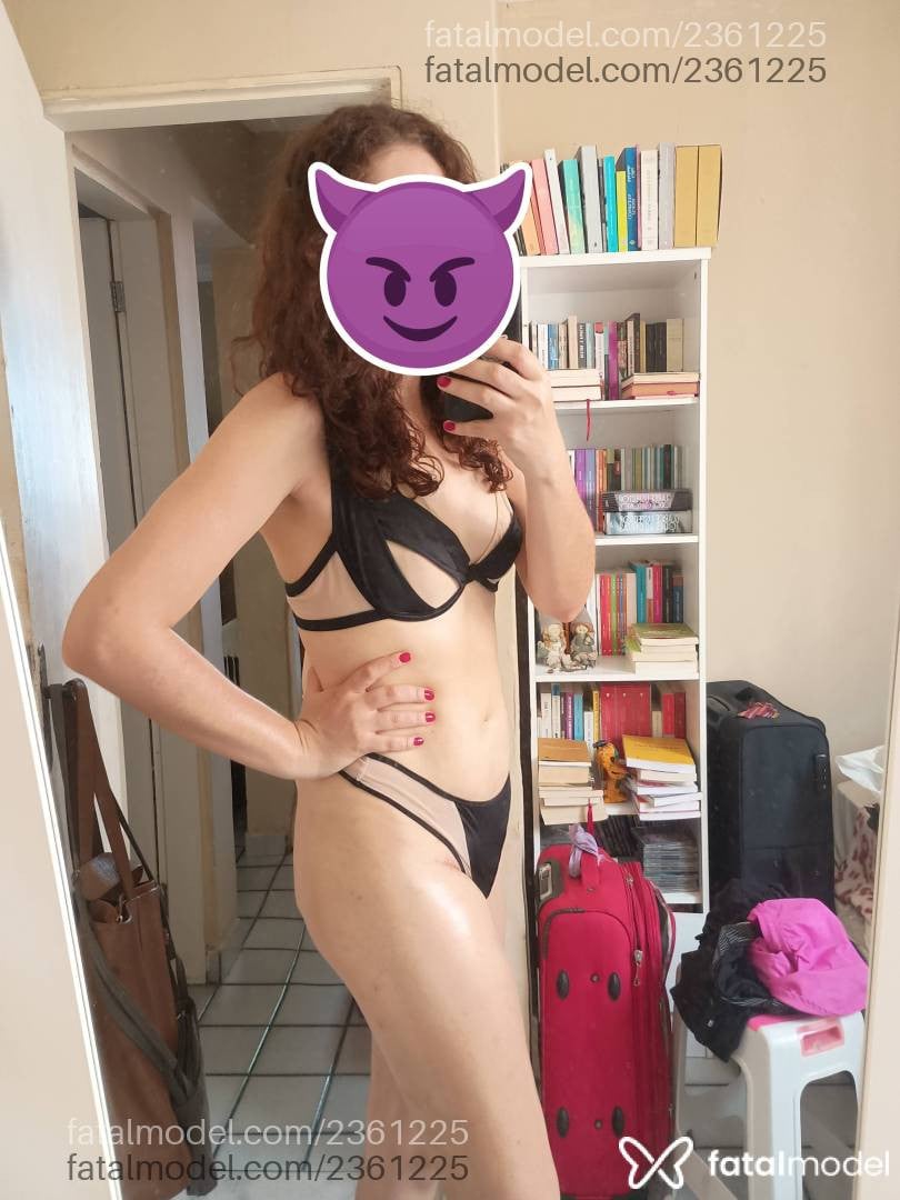 Acompanhante mulher trans com cabelo castanho de olhos castanhos - Patrícia