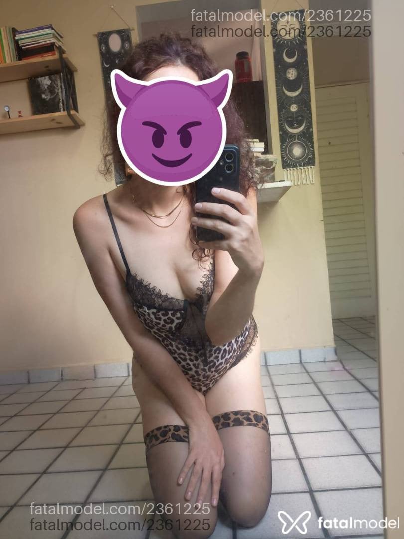 Acompanhante mulher trans com cabelo castanho de olhos castanhos - Patrícia