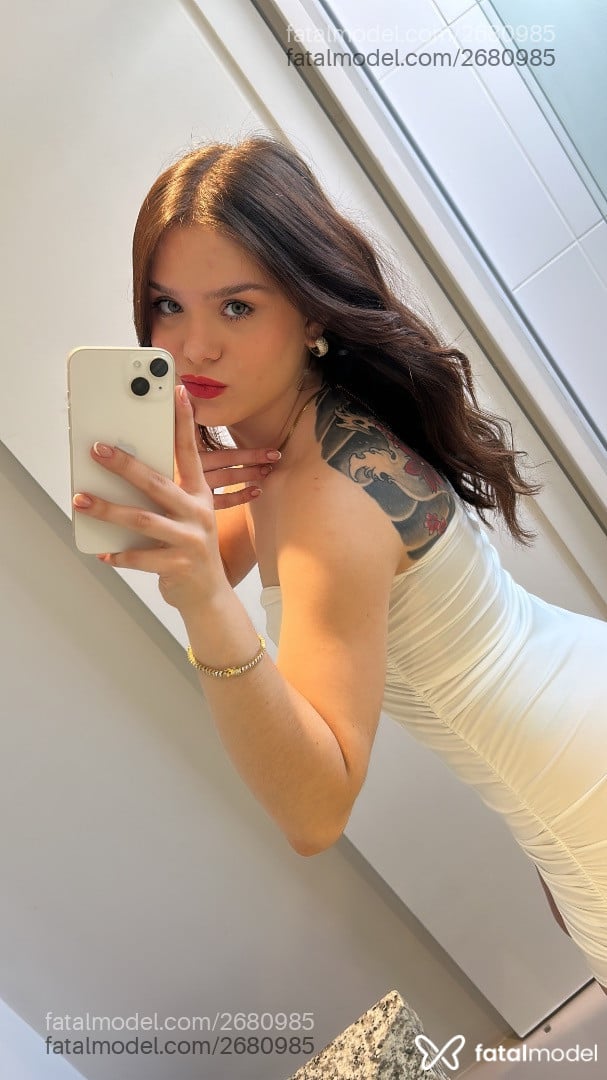 Acompanhante mulher com cabelo castanho de olhos verdes em Curitiba Acompanhante mulher com cabelo castanho de olhos verdes em Curitiba - Larissa Manu