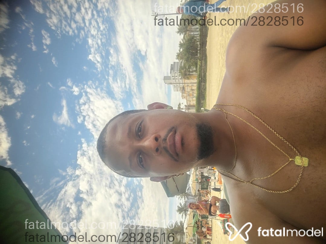 Acompanhante homem sem cabelo de olhos castanhos - Blade Acompanhante homem sem cabelo de olhos castanhos - Blade
