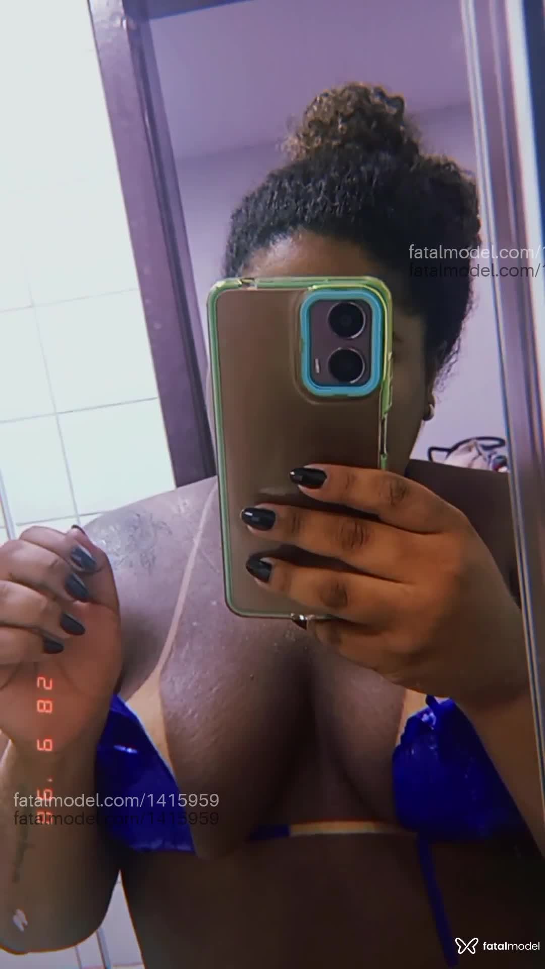 Acompanhante mulher com cabelo castanho de olhos pretos - Mel Mendes