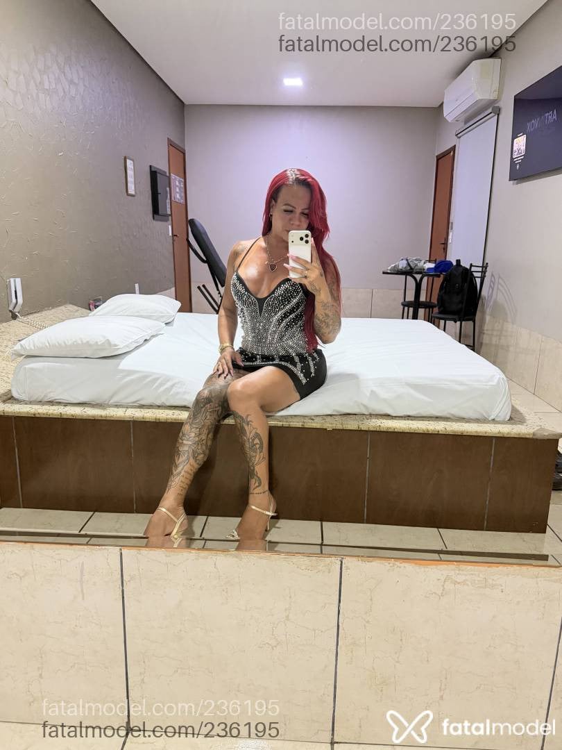 Acompanhante travesti com cabelo colorido de olhos castanhos - Bianca Ribeiro