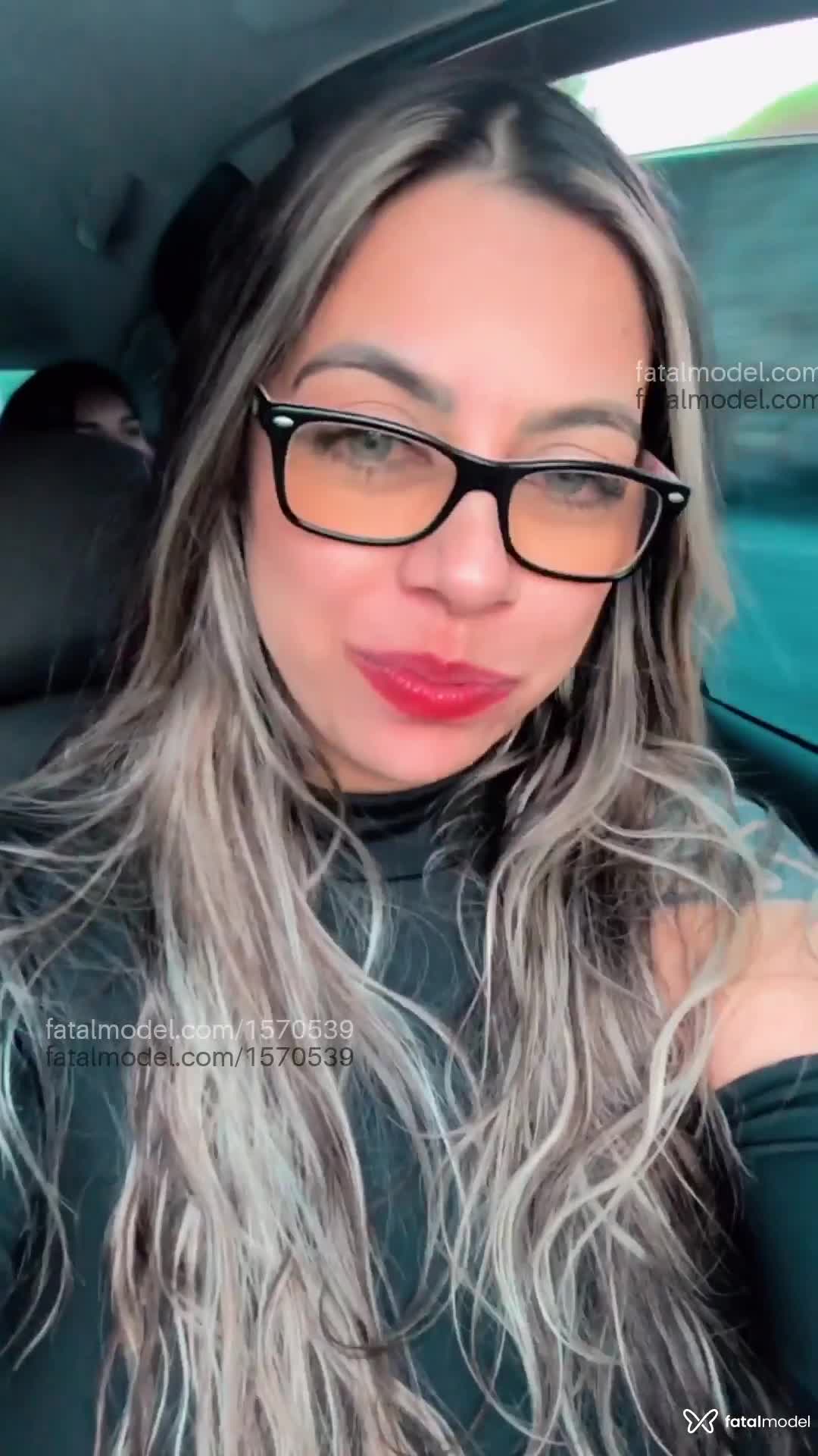 Acompanhante mulher morena (o) de olhos azuis - Lua