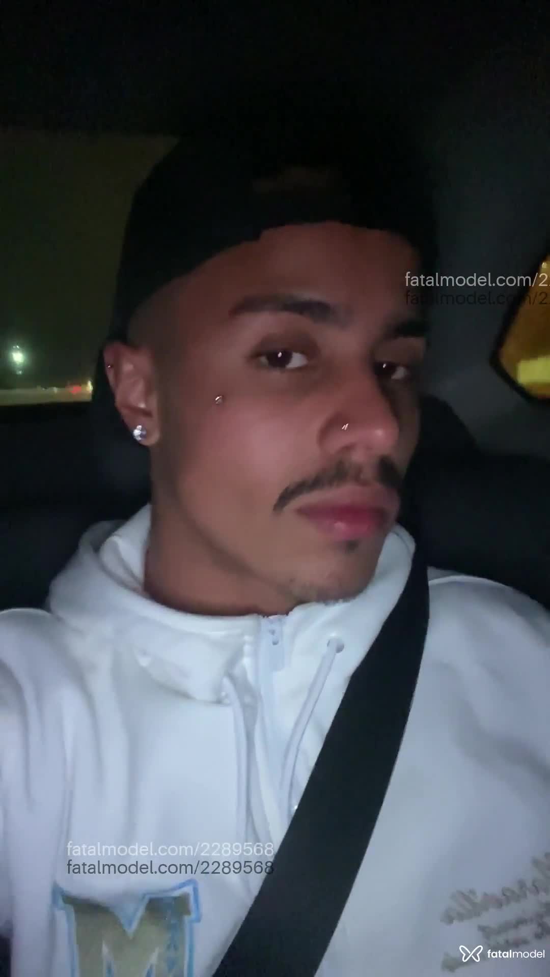 Acompanhante homem com cabelo castanho de olhos castanhos em Curitiba Acompanhante homem com cabelo castanho de olhos castanhos em Curitiba - Kaylan