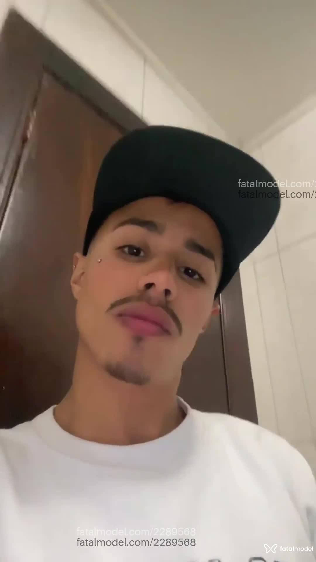 Acompanhante homem com cabelo castanho de olhos castanhos em Curitiba Acompanhante homem com cabelo castanho de olhos castanhos em Curitiba - Kaylan