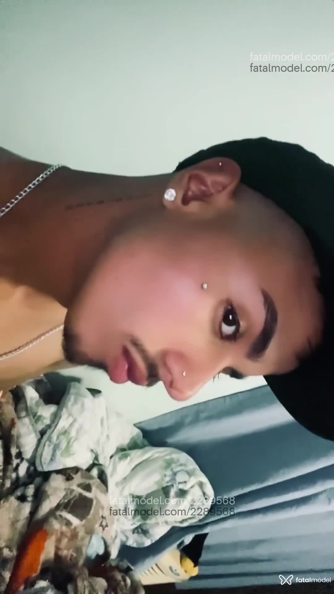 Acompanhante homem com cabelo castanho de olhos castanhos em Curitiba Acompanhante homem com cabelo castanho de olhos castanhos em Curitiba - Kaylan