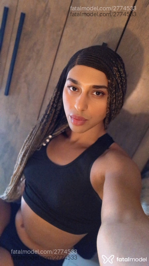 Acompanhante mulher trans com cabelo castanho de olhos castanhos em São Paulo - Mari Cordeiro