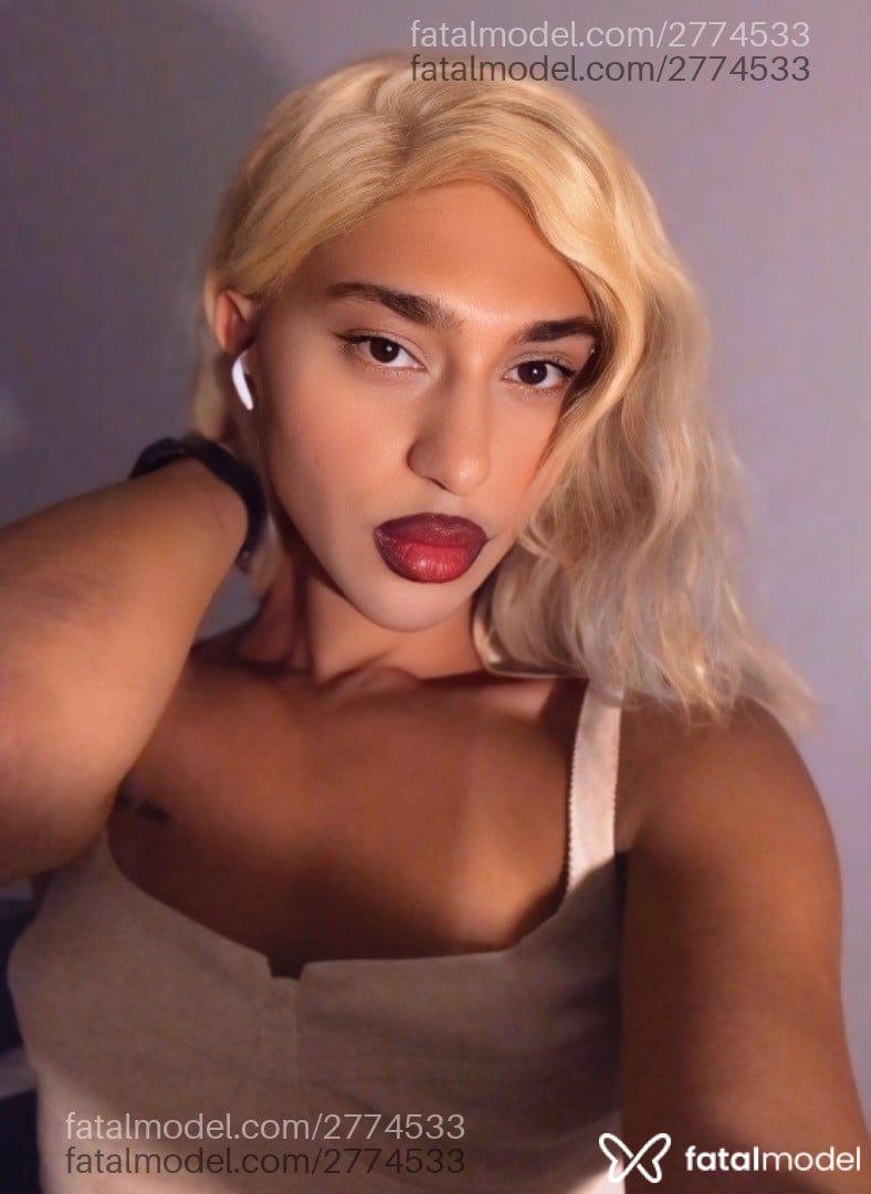 Acompanhante mulher trans com cabelo castanho de olhos castanhos em São Paulo - Mari Cordeiro